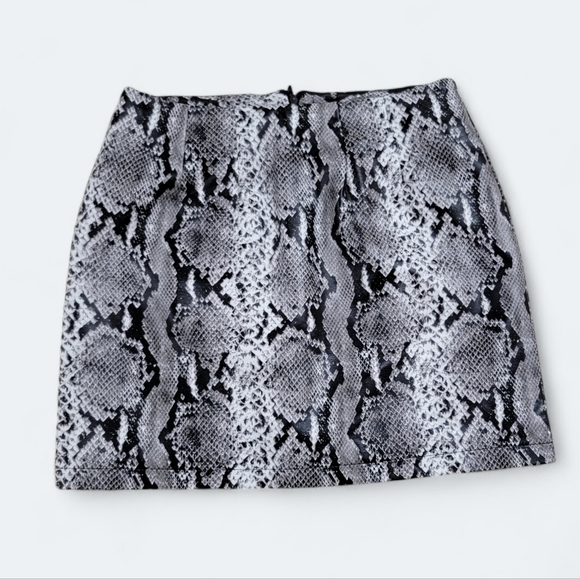 Forever 21 Snakeskin Print Faux Leather Skirt Black gray white Size Small - Picture 1 of 12